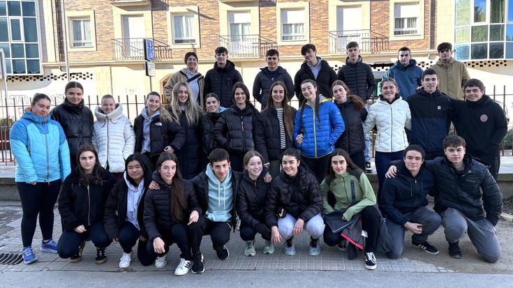 Kintoek, abesbatzakoek eta erretiratuek sano dituzte eztarriak Santa Agedari abesteko