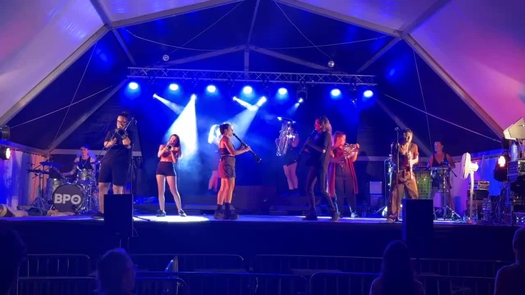 Balkan Paradise Orchestrak Aretxabaletako plaza girotu du