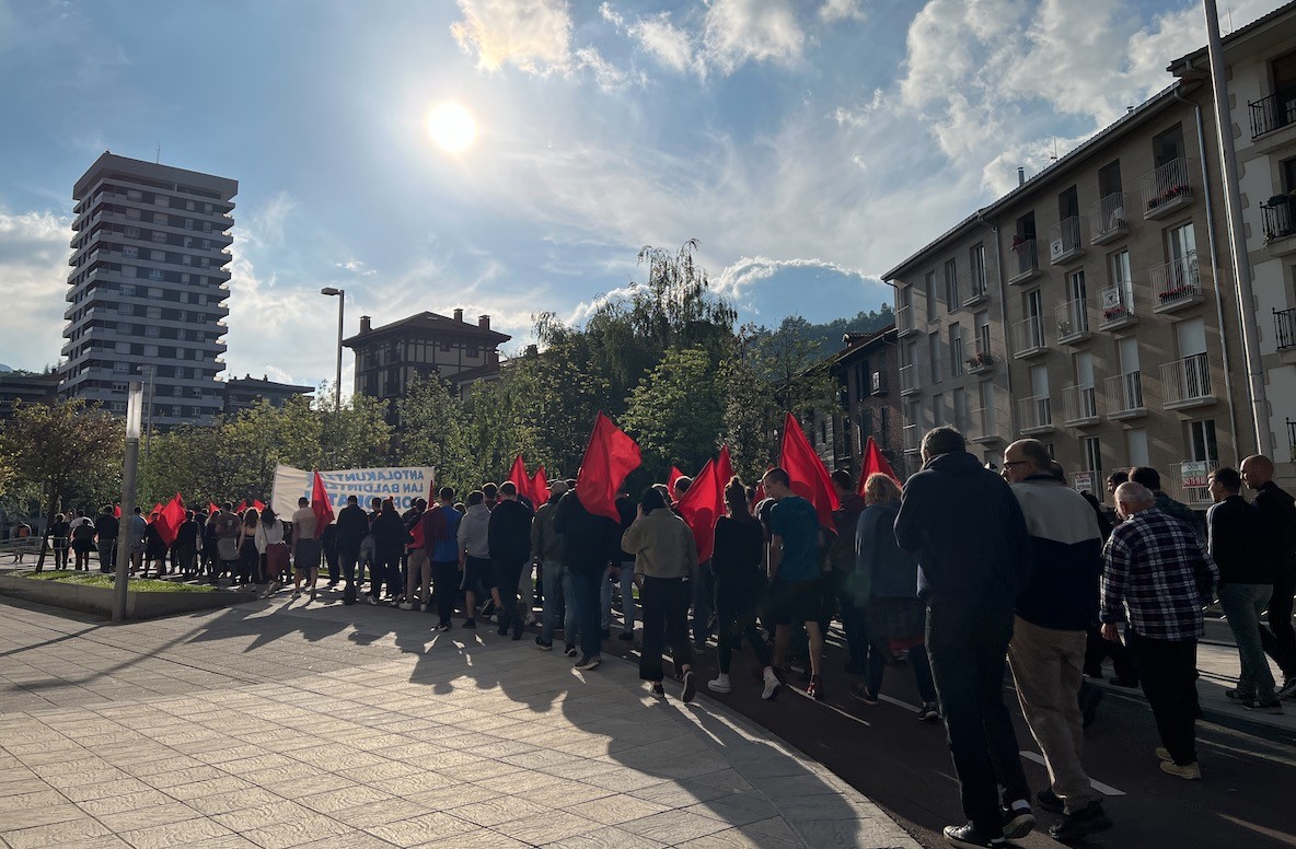 Deba bailarako Kontseilu Sozialistak Arrasaten egin du Maiatzaren Leheneko manifestazioa