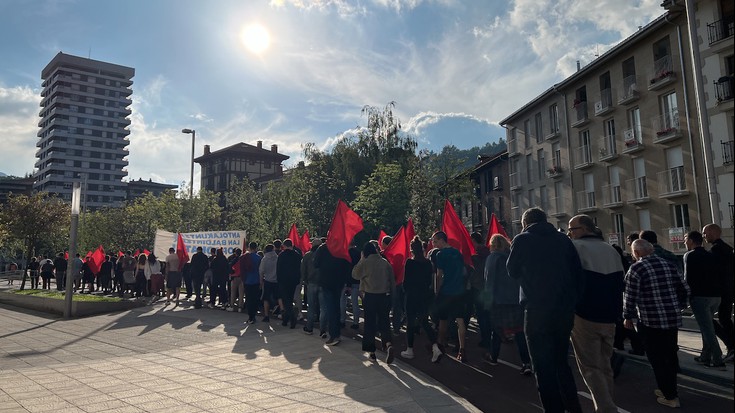 Deba bailarako Kontseilu Sozialistak Arrasaten egin du Maiatzaren Leheneko manifestazioa