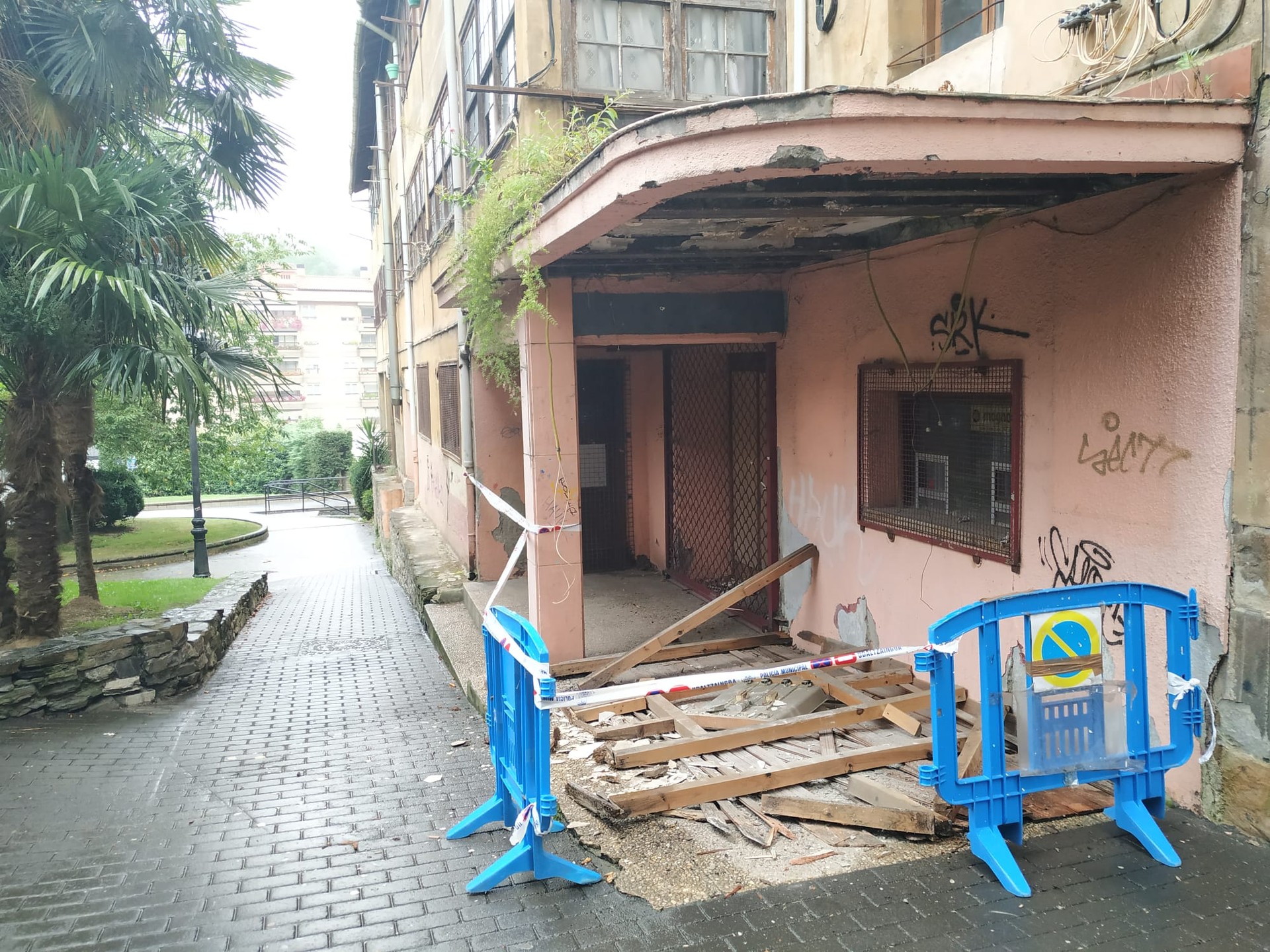 'Novedades' zinema areto zaharraren sarrerako sabai zati bat erori da