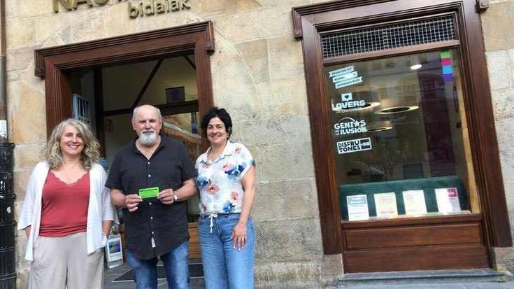 Azken jaiko zozketako sariak banatu ditugu
