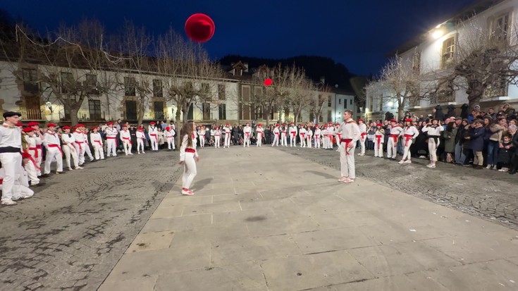 Txukun egin dute dantza herritarren aurrean Eskoriatzako aurtengo Santa Ageda neska-mutilek