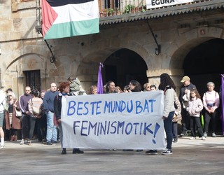 Elkarretaratzea egin dute Antzuolan "feminismotik beste mundu bat eraikitzea" aldarrikatuz