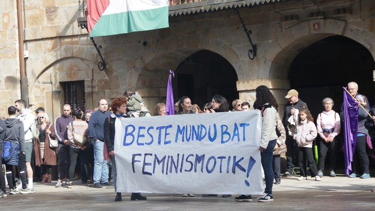 Elkarretaratzea egin dute Antzuolan "feminismotik beste mundu bat eraikitzea" aldarrikatuz