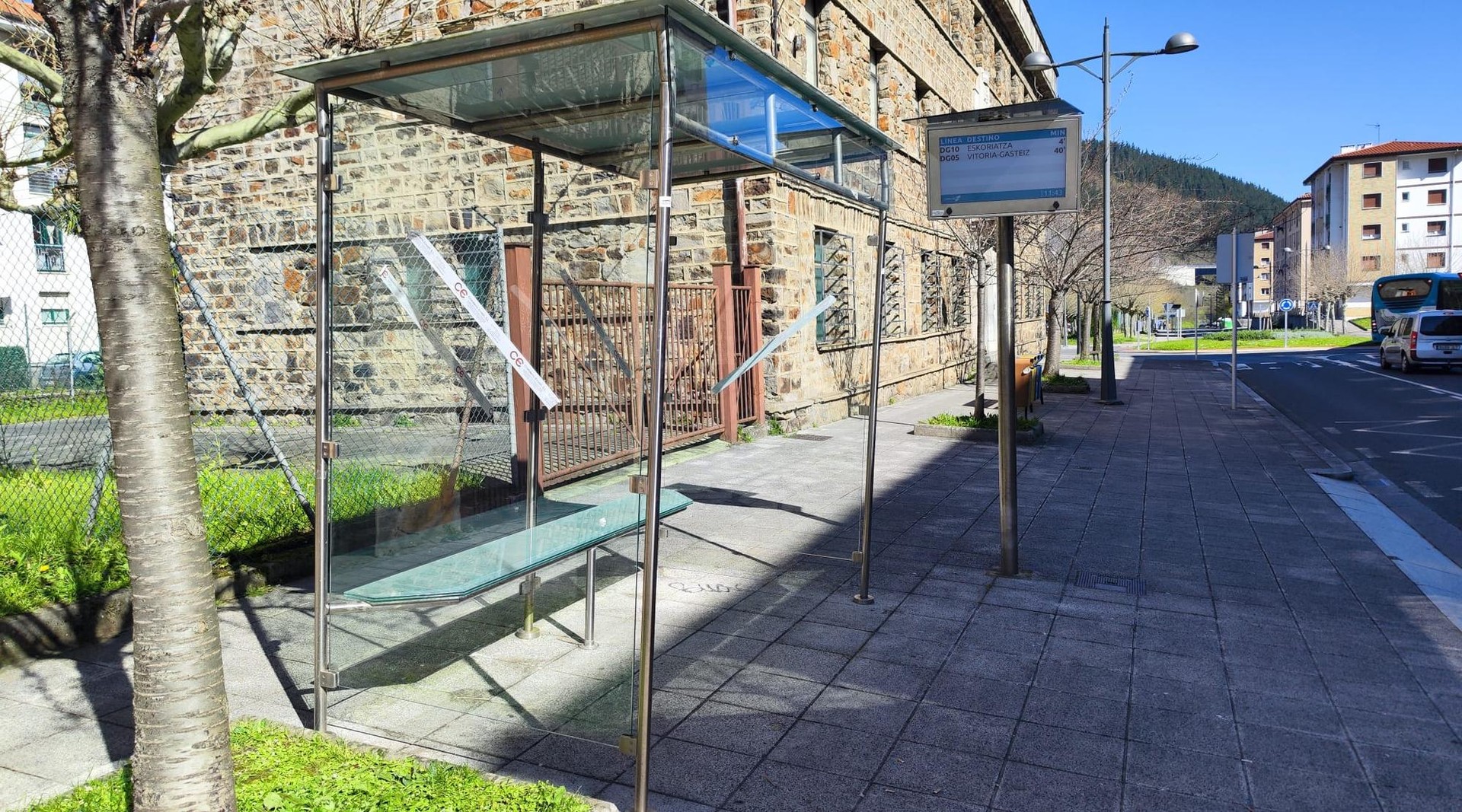 Aretxabaletako autobus geltokiak konpontzen hasi da Udala