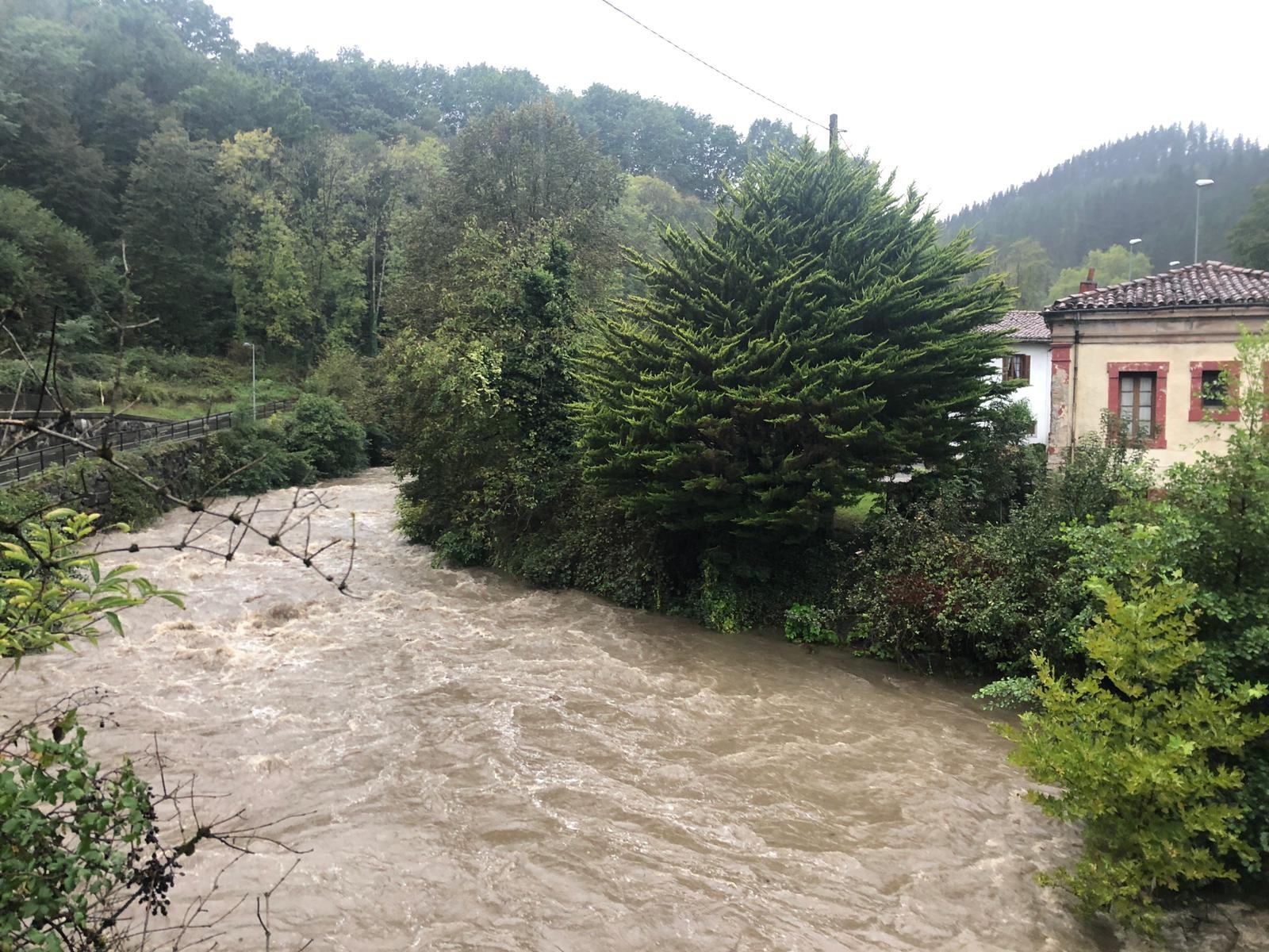 Iragarritako legez euria zarra-zarra baina oraingoz ez du sortu arriskurik ibaietan