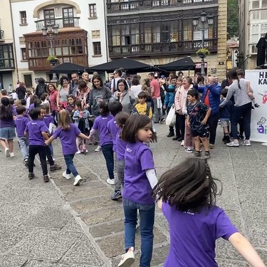 'Herria kantari' abesbatzen topaketa