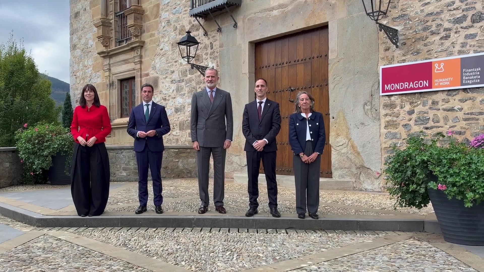 Felipe VI.ak Mondragon Taldea bisitatu du