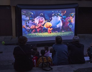 Haurrentzako eta helduentzako film laburrak, elizako eskaileretan ikusgai