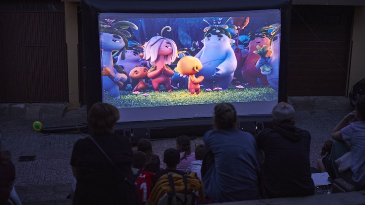 Haurrentzako eta helduentzako film laburrak, elizako eskaileretan ikusgai