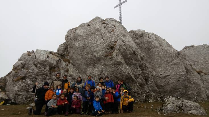 Kurtzebarri mendian izan dira Herri Eskolako kideak