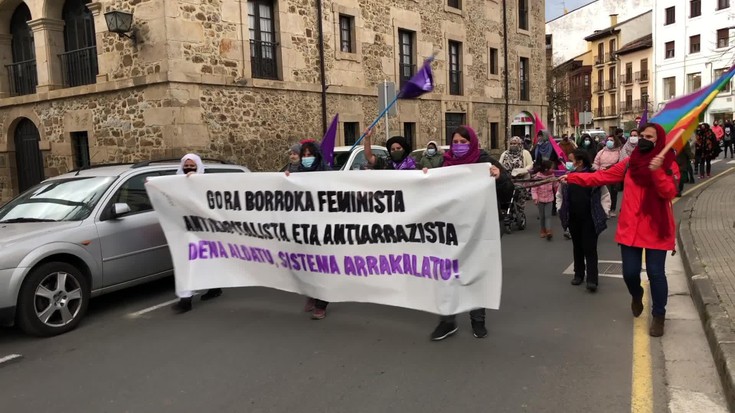 Borroka feministaren aldeko oihuak entzun dira Aretxabaletako kaleetan