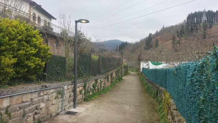 Bi farola jarri dtuzte Olabarrietako bidegorrian