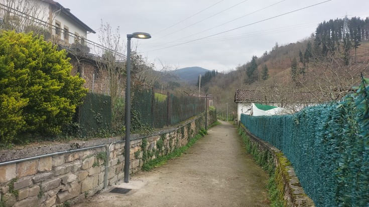 Bi farola jarri dituzte Olabarrietako bidegorrian