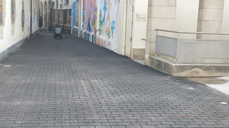 Azoka osteko bidea asfaltatzeko lanak gaur bukatuko dituzte