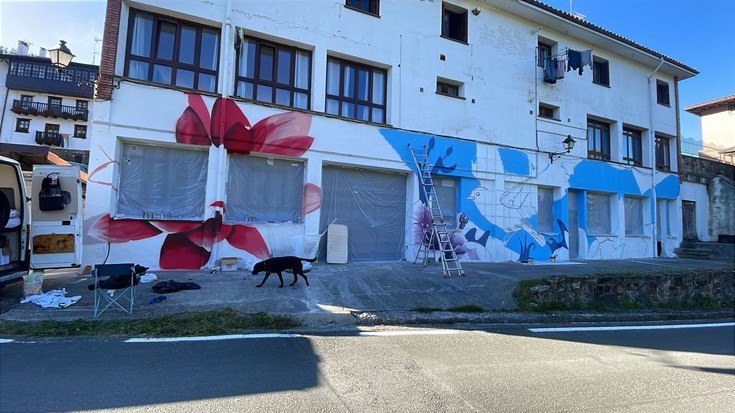 Gimnasioko fatxadan horma-irudia margotzen dihardute