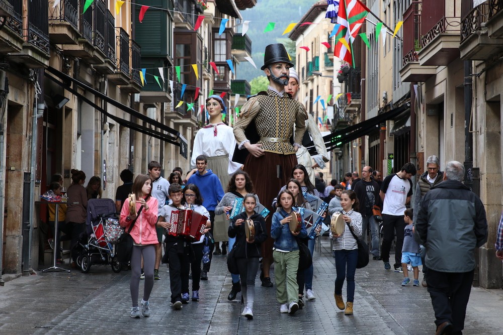 Betiko euri zaparradak, festa giroz busti zuen San Miel txiki jaien hasiera