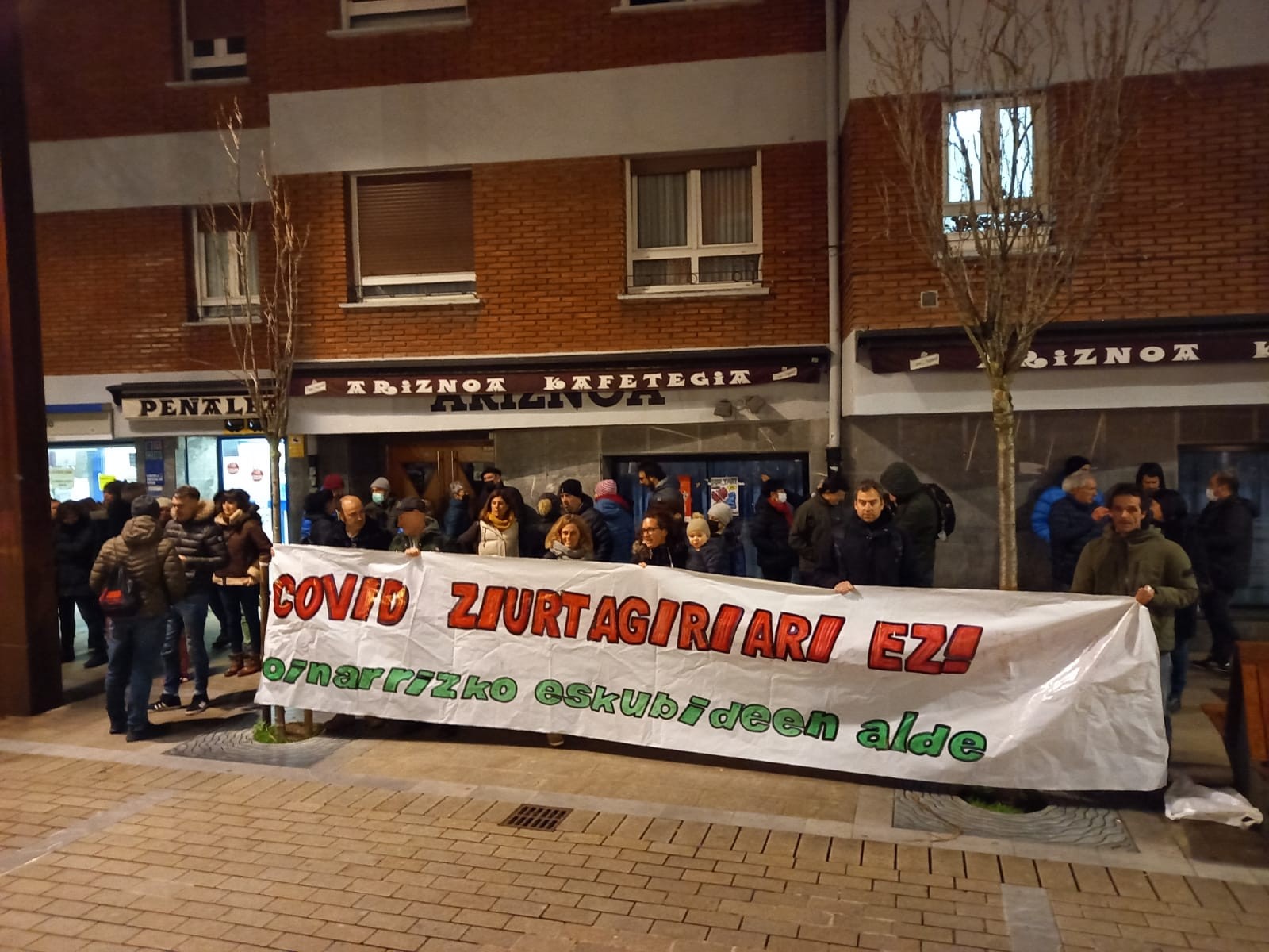 Covid ziurtagiriaren aurka, elkarretaratzea egin zuten atzo Bergaran