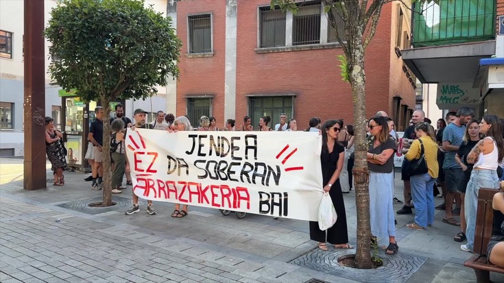 Arrazakeriaren oldarraldia salatzeko kalera atera dira