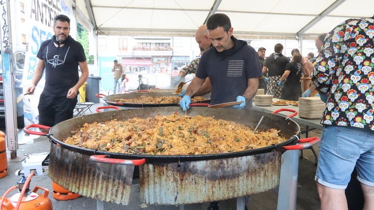 Familia giroan afaldu zuten Oxirondo Asialdi Guneko gurasoek antolatutako paelladan