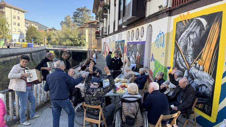 Elkarlanean mural parte-hartzailea egin dute Gu Haziak Gara elkartekoak eta GSRko egoiliarrek