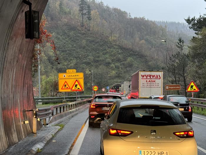 Auto-ilarak eragin ditu auto baten istripuak AP-1ean, Bergarako Lesarriko tunelean