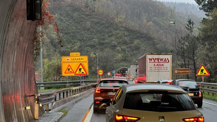 Auto-ilarak eragin ditu auto baten istripuak AP-1ean, Bergarako Lesarriko tunelean