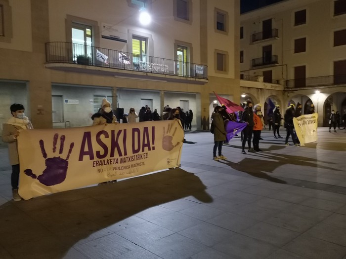 Elkarretaratzea deitu du Aretxabaletako Udalak Bilboko erailketa matxista salatzeko