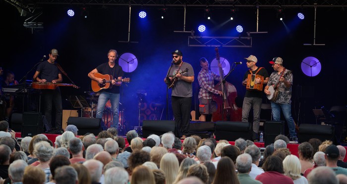 Belharra musika taldearen bluegrass doinuekin gozatzeko aukera domekan