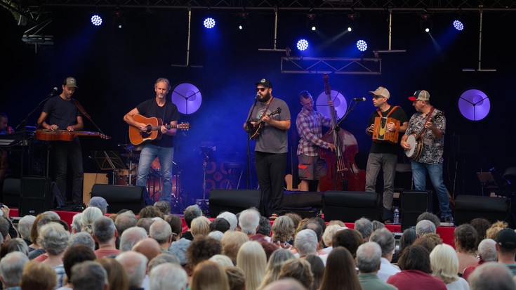 Belharra musika taldearen bluegrass doinuekin gozatzeko aukera domekan