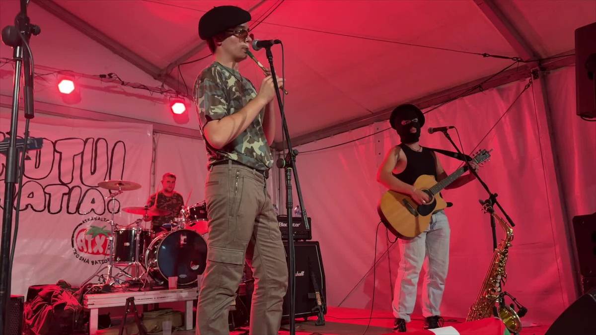 Musikaz bete da txosnagunea Andramaixei agur esateko