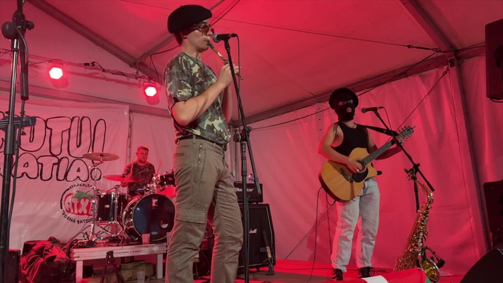 Musikaz bete da txosnagunea Andramaixei agur esateko