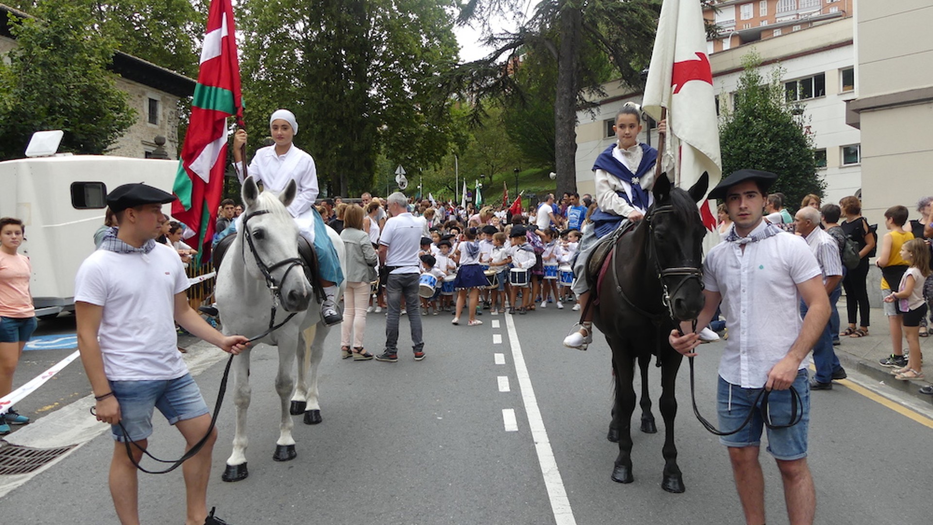 Bergarako haurren danborradan, 300 neska-mutiko