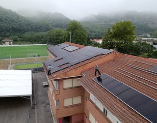 San Martin eskolan eguzki plakak jartzeko lanekin asteon amaitzea espero du Berenerrek