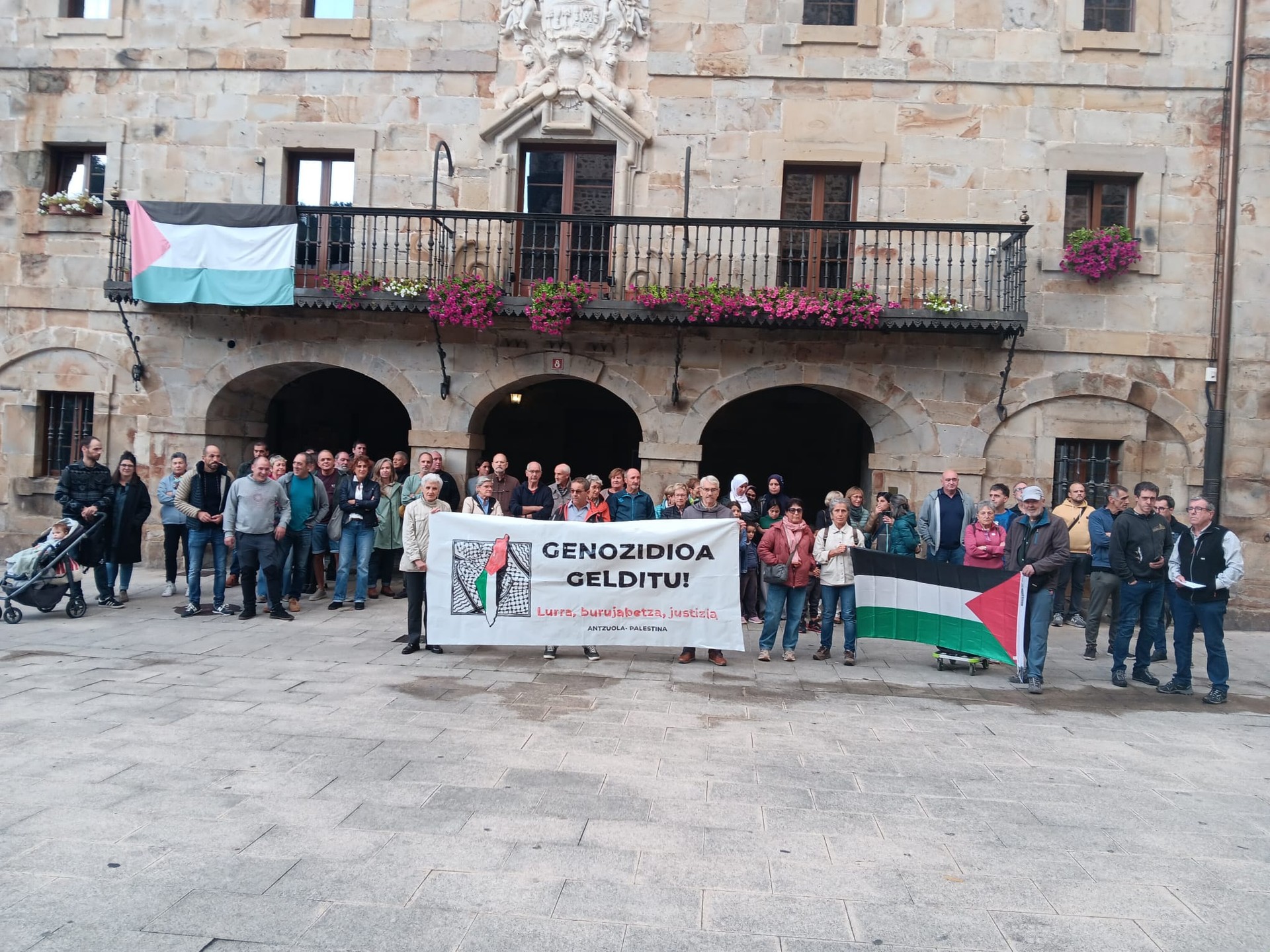 Antzuola-Palestina elkarteak eskerrak eman dizkie atzoko elkarretaratzean batutako herritarrei