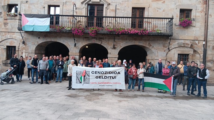 Antzuola-Palestina elkarteak eskerrak eman dizkie atzoko elkarretaratzean batutako herritarrei
