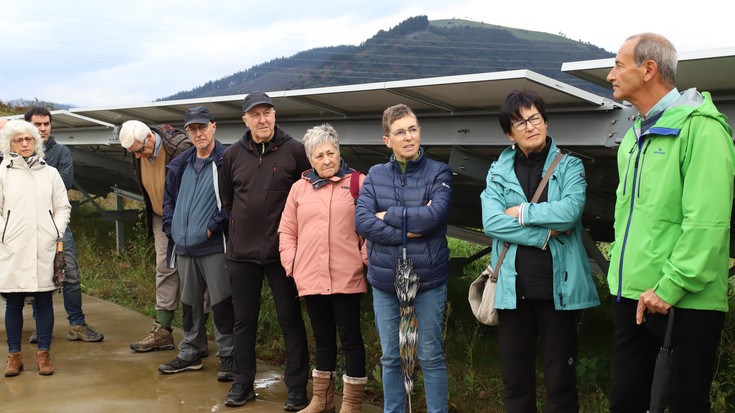 Garaiako instalazio fotovoltaikora bisitak egin dituzte Leintz Bailarako Ekiolako bazkideek astean