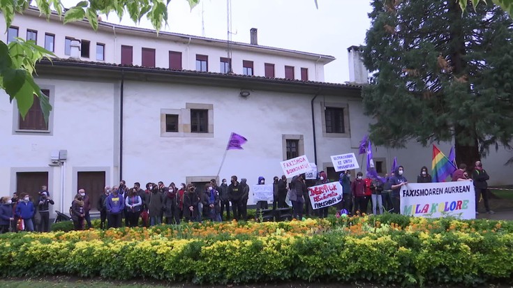 Cristina Martinen hitzaldia dela-eta, protesta egin dute oñatiar ugarik