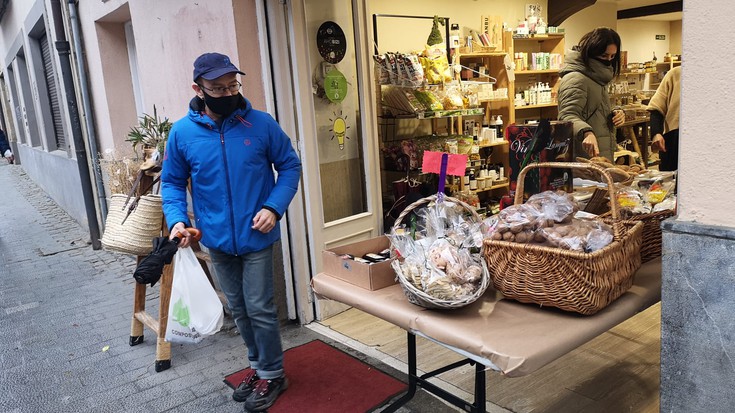 Ixadebalde azoka abian da zapatu eguerdia bitartean