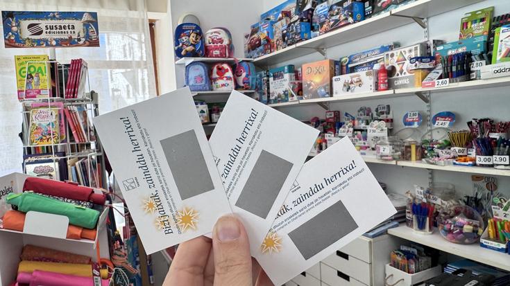 Erosketa txartelak eta txurroak banatzen ari da Txanda