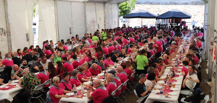 Dena gertu Musakolan festak eztanda egin dezan