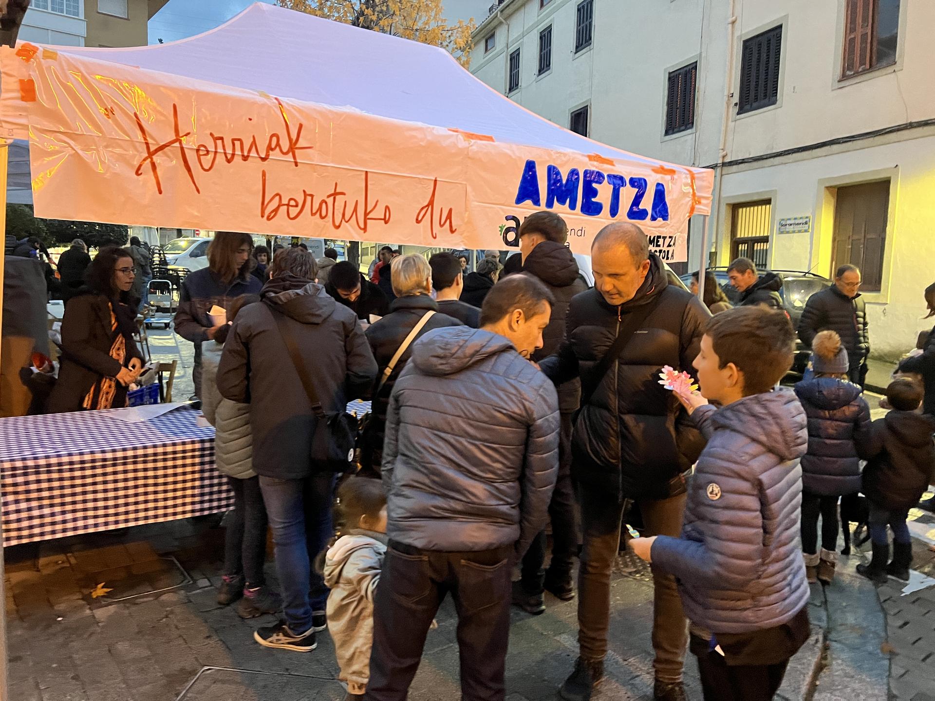 Aranzadi Ikastolak gaztaina erreak eta elkartasun hostoak salduko ditu Lapurdiko Ametza Ikastolaren alde