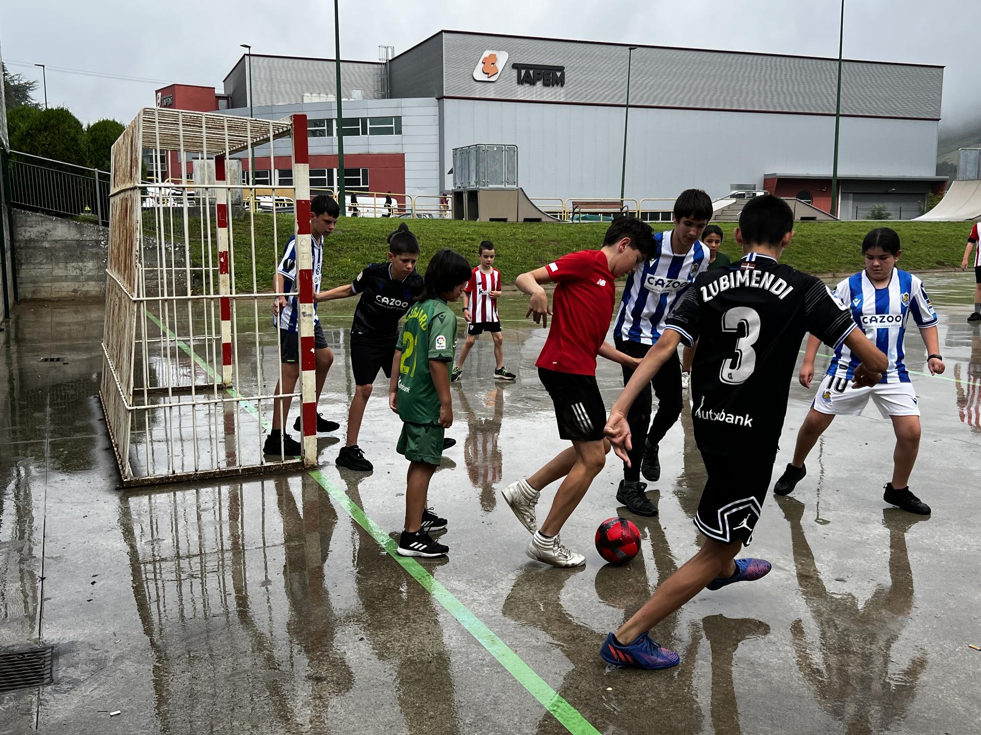 Areto futbol txapelketa antolatu dute seigarren mailako ikasleek biharko