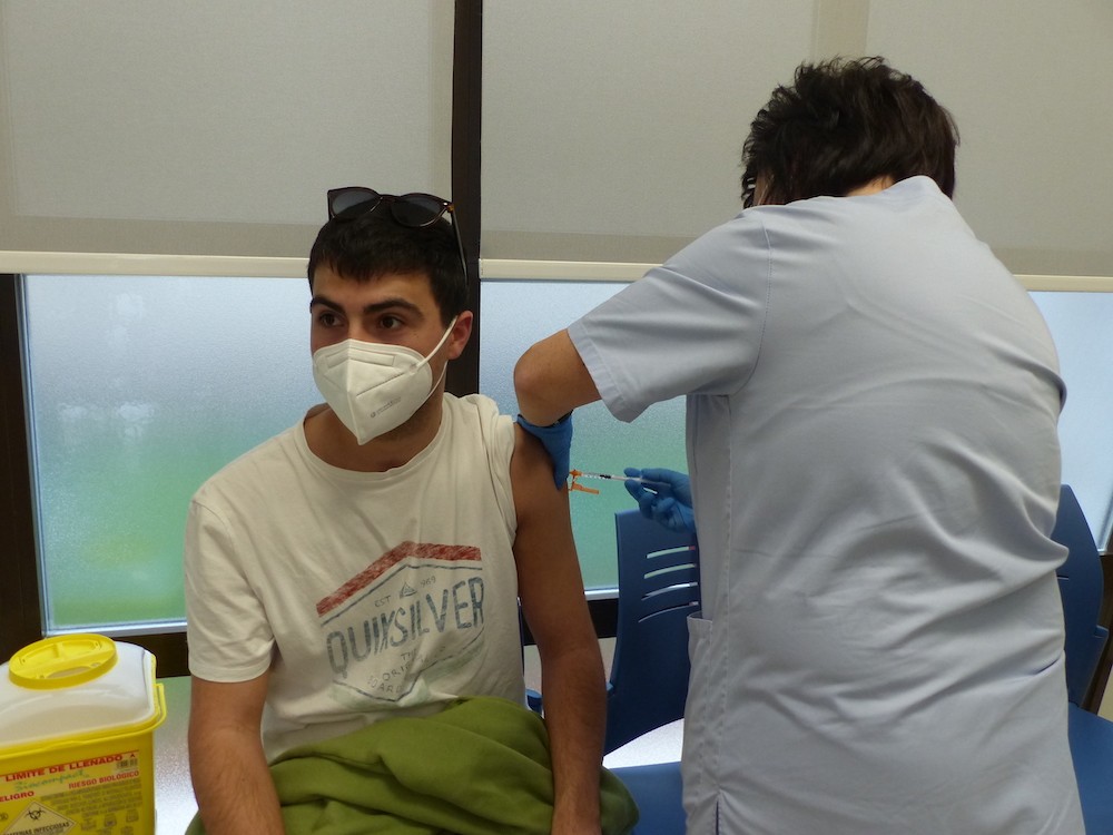 EAEko biztanleen %5,6k jaso ditu txertoaren bi dosiak