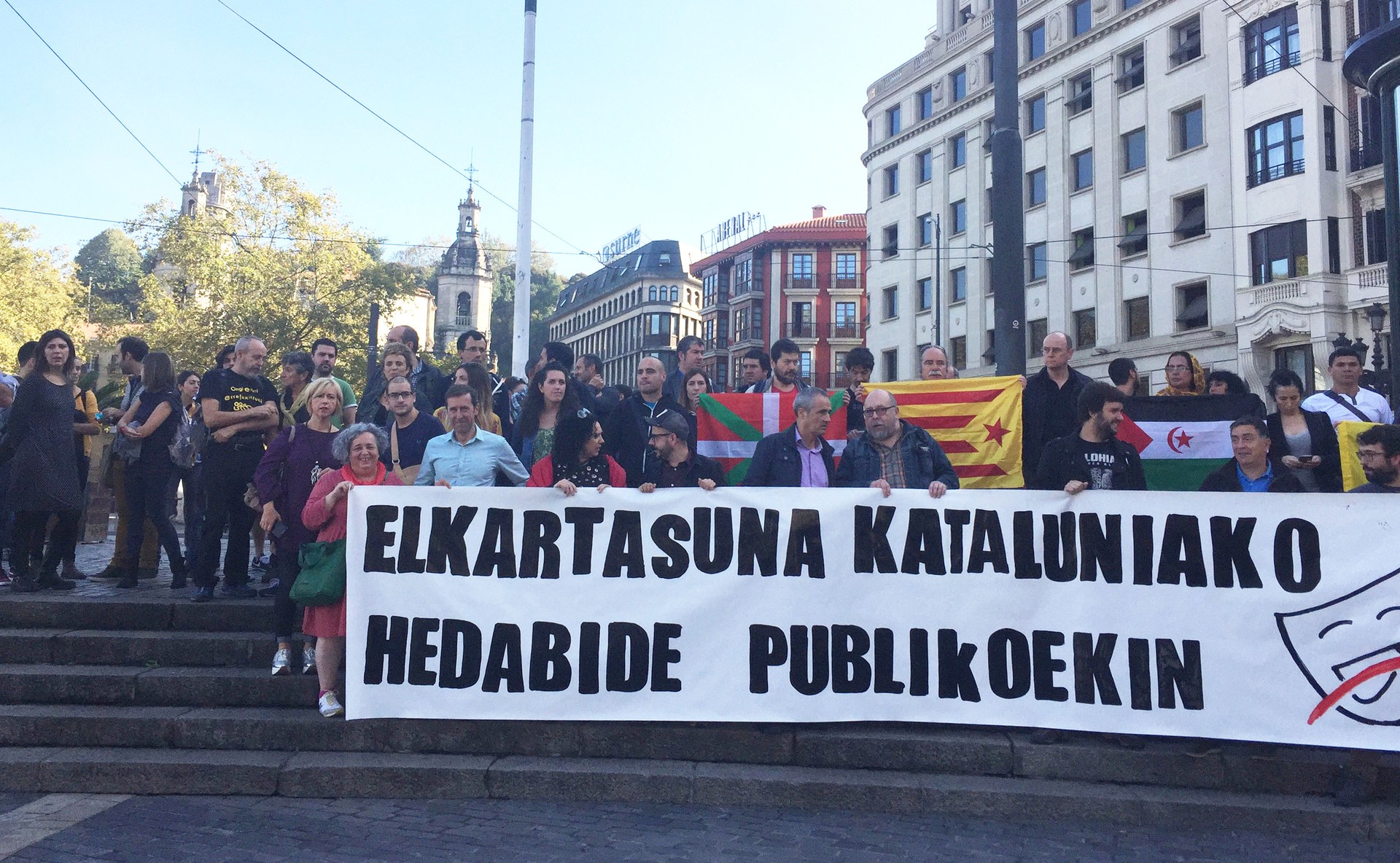Euskal komunikabideek elkartasuna erakutsi diete Kataluniako hedabide publikoei