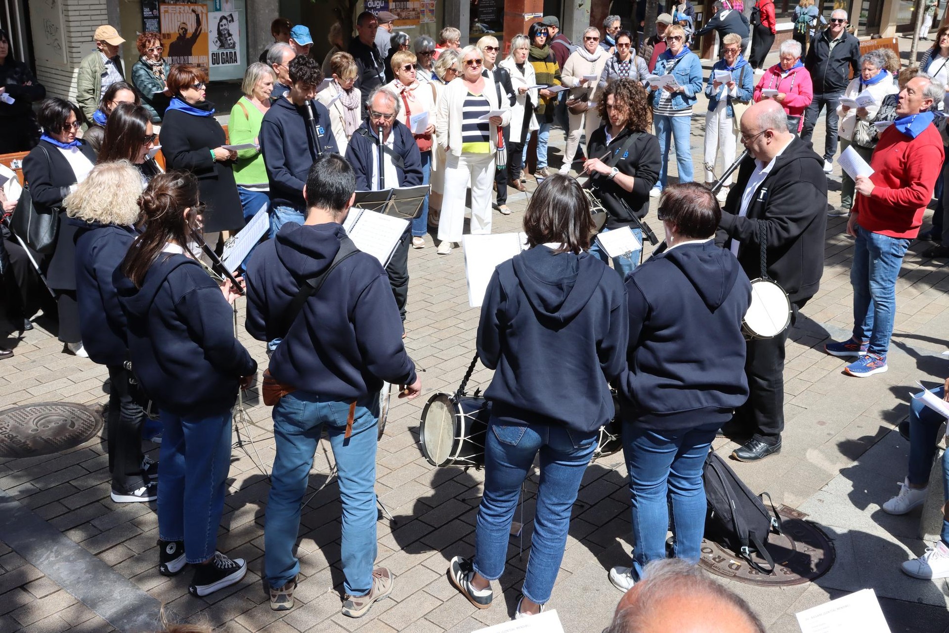 Bergarako kantu-jira, herriko txistulari bandarekin batera