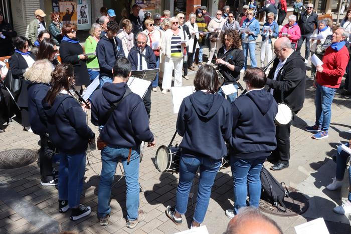 Bergarako kantu-jira, herriko txistulari bandarekin batera