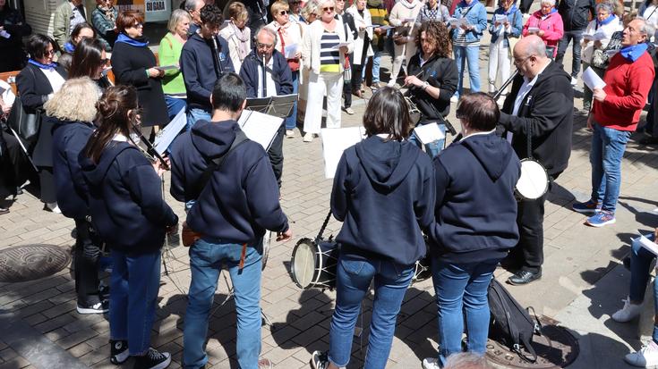 Bergarako kantu-jira, herriko txistulari bandarekin batera