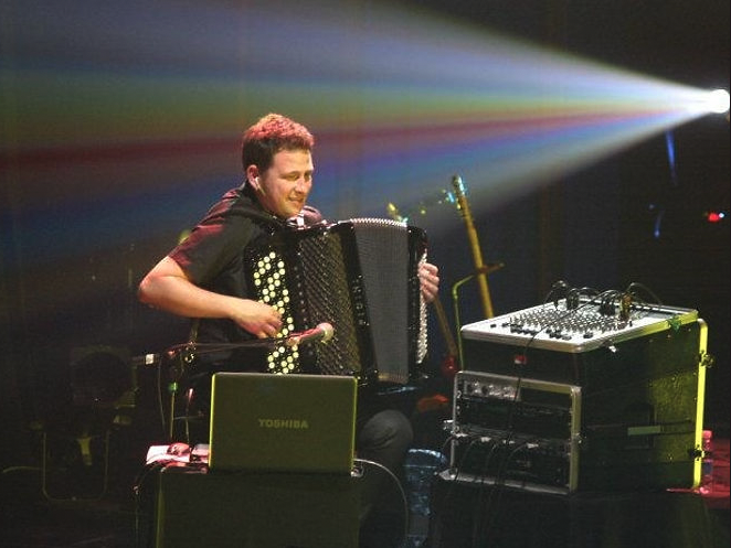 Joxe Mendizabal akordeoi-joleak girotutako dantzaldia domekan